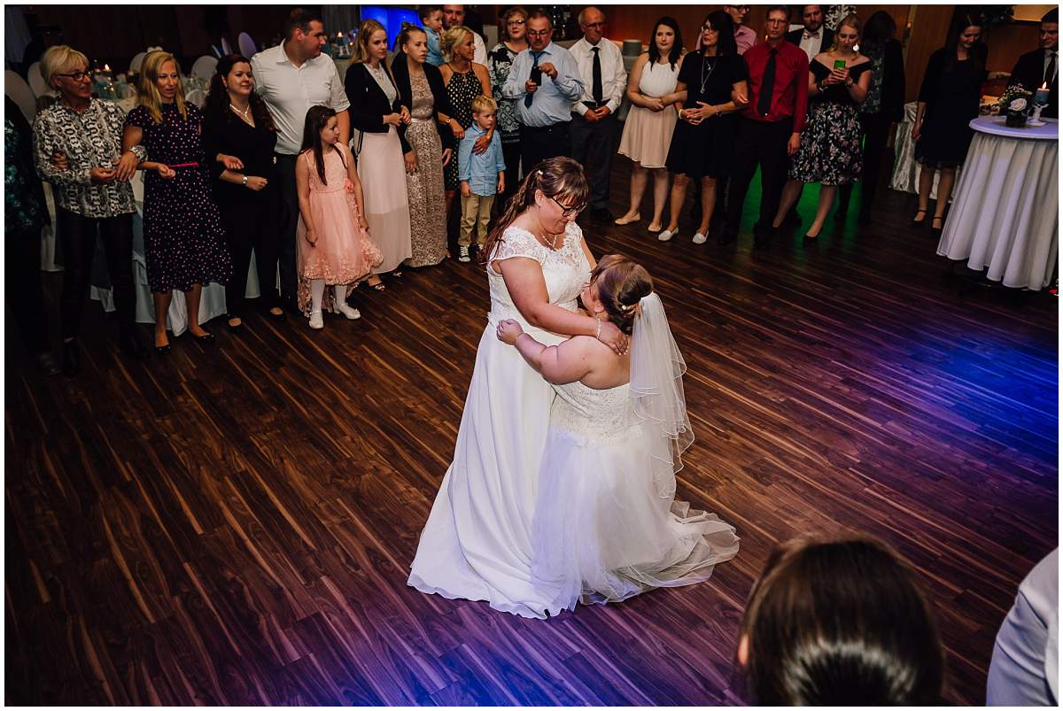 Hochzeitsfotograf Dinslaken Lesbische Hochzeit Frauenhochzeit gleichgeschlechtliche Ehe Hochzeitsfeier Opgen-Rheins Zum Johanniter Duisburg Hochzeitstanz