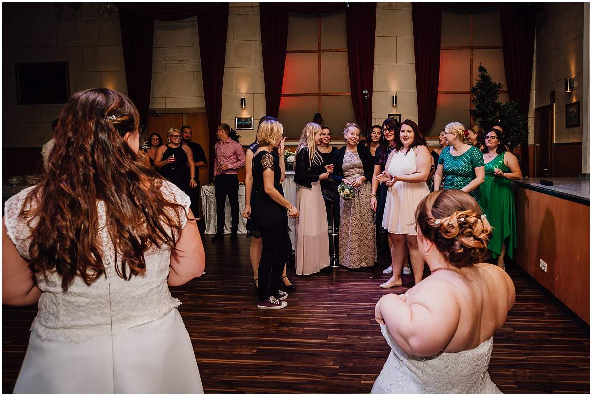 Hochzeitsfotograf Dinslaken Lesbische Hochzeit Frauenhochzeit gleichgeschlechtliche Ehe Hochzeitsfeier Opgen-Rheins Zum Johanniter Duisburg Brautstrausswurf