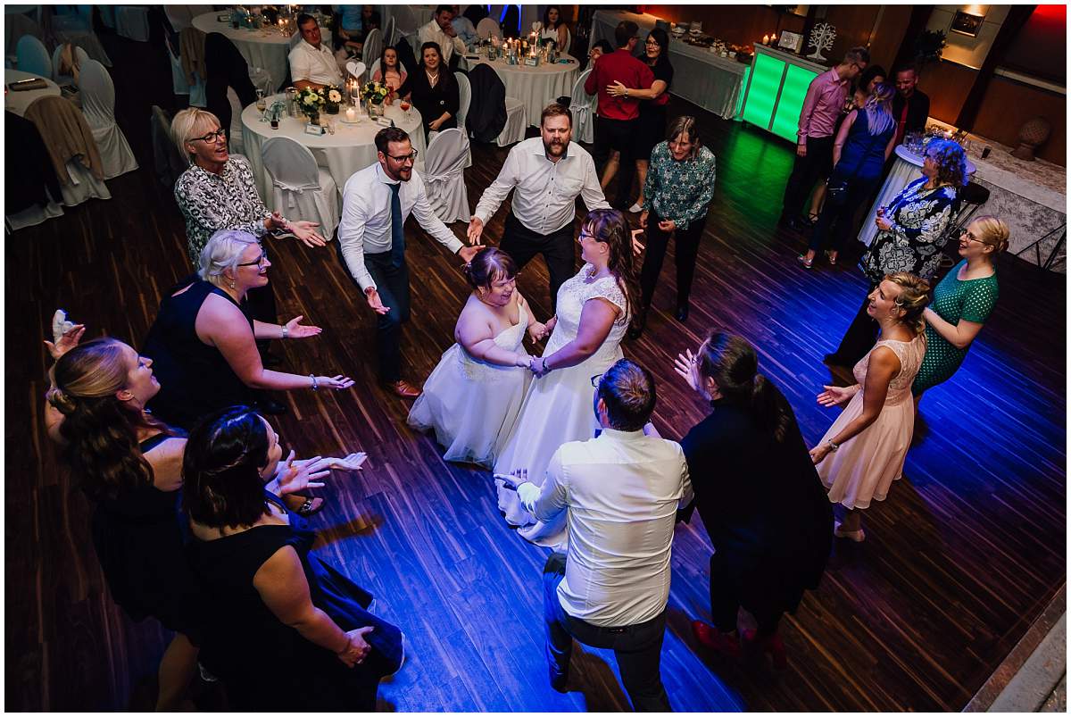 Hochzeitsfotograf Dinslaken Lesbische Hochzeit Frauenhochzeit gleichgeschlechtliche Ehe Hochzeitsfeier Opgen-Rheins Zum Johanniter Duisburg Hochzeitsparty Partyfotos