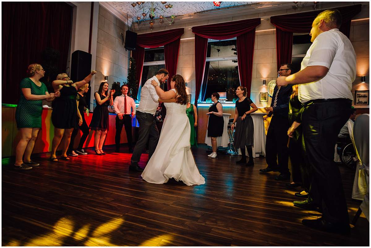 Hochzeitsfotograf Dinslaken Lesbische Hochzeit Frauenhochzeit gleichgeschlechtliche Ehe Hochzeitsfeier Opgen-Rheins Zum Johanniter Duisburg Hochzeitsparty Partyfotos