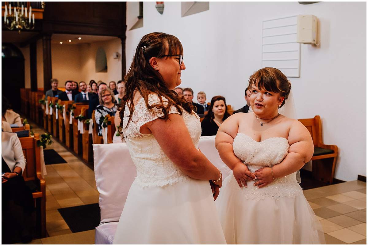 Hochzeitsfotograf Dinslaken Lesbische Hochzeit Frauenhochzeit gleichgeschlechtliche Ehe kirchliche Trauung Dorfkirche Hiesfeld Dinslaken