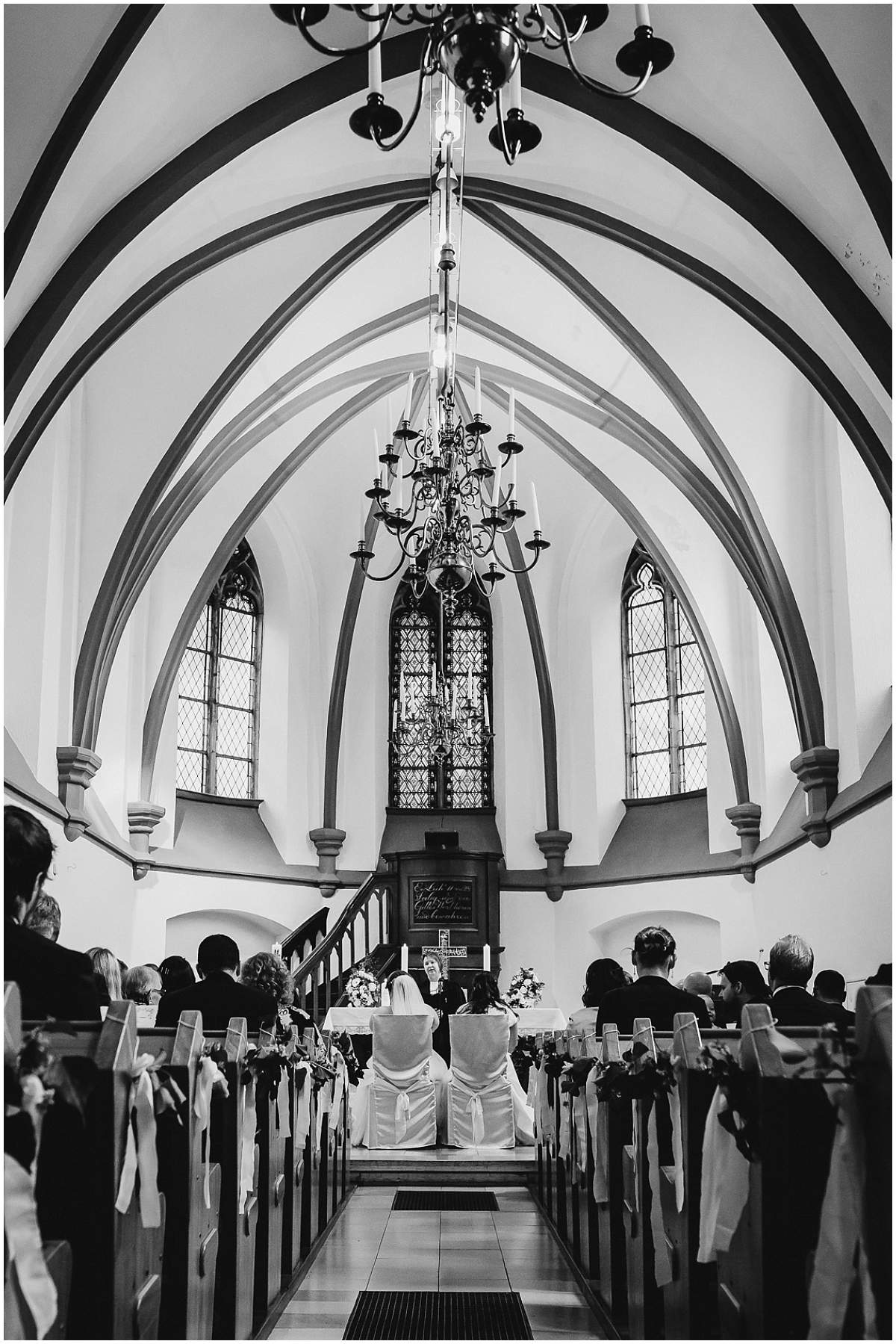 Hochzeitsfotograf Dinslaken Lesbische Hochzeit Frauenhochzeit gleichgeschlechtliche Ehe kirchliche Trauung Dorfkirche Hiesfeld Dinslaken