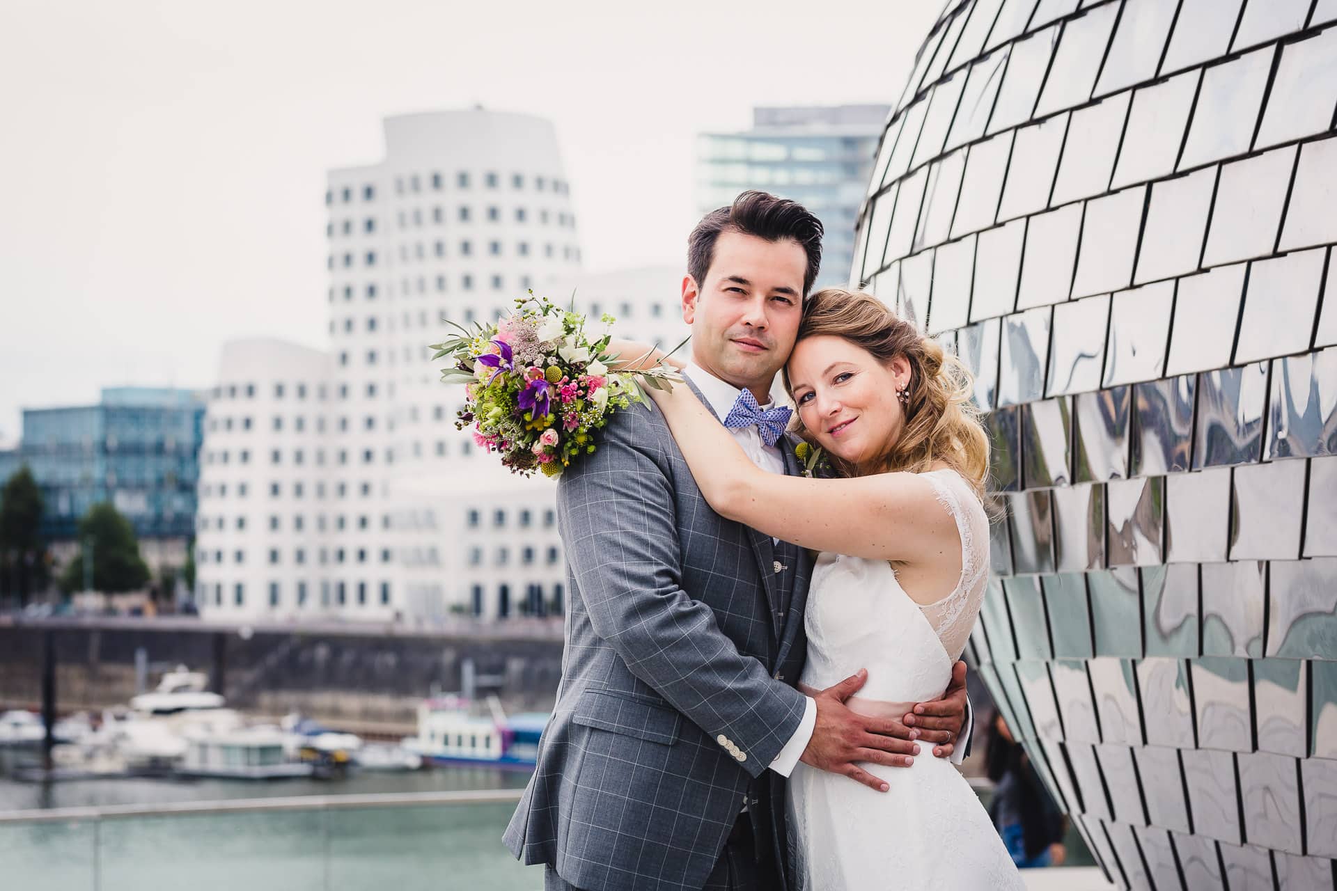 Hochzeitsfotograf Düsseldorf Medienhafen Hochzeitsfotos Brautpaarshooting