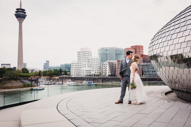 Hochzeitsfotograf Düsseldorf Medienhafen Hochzeitsfotos Brautpaarshooting