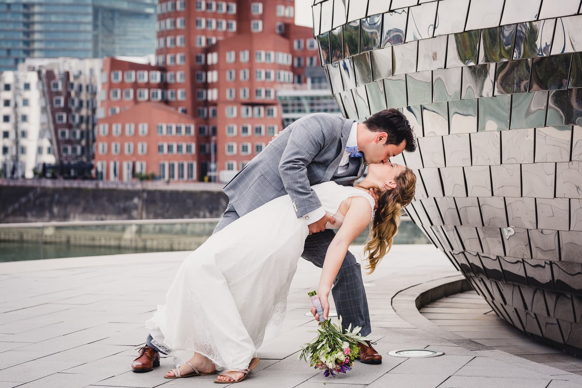 Hochzeitsfotograf Düsseldorf Medienhafen Hochzeitsfotos Brautpaarshooting