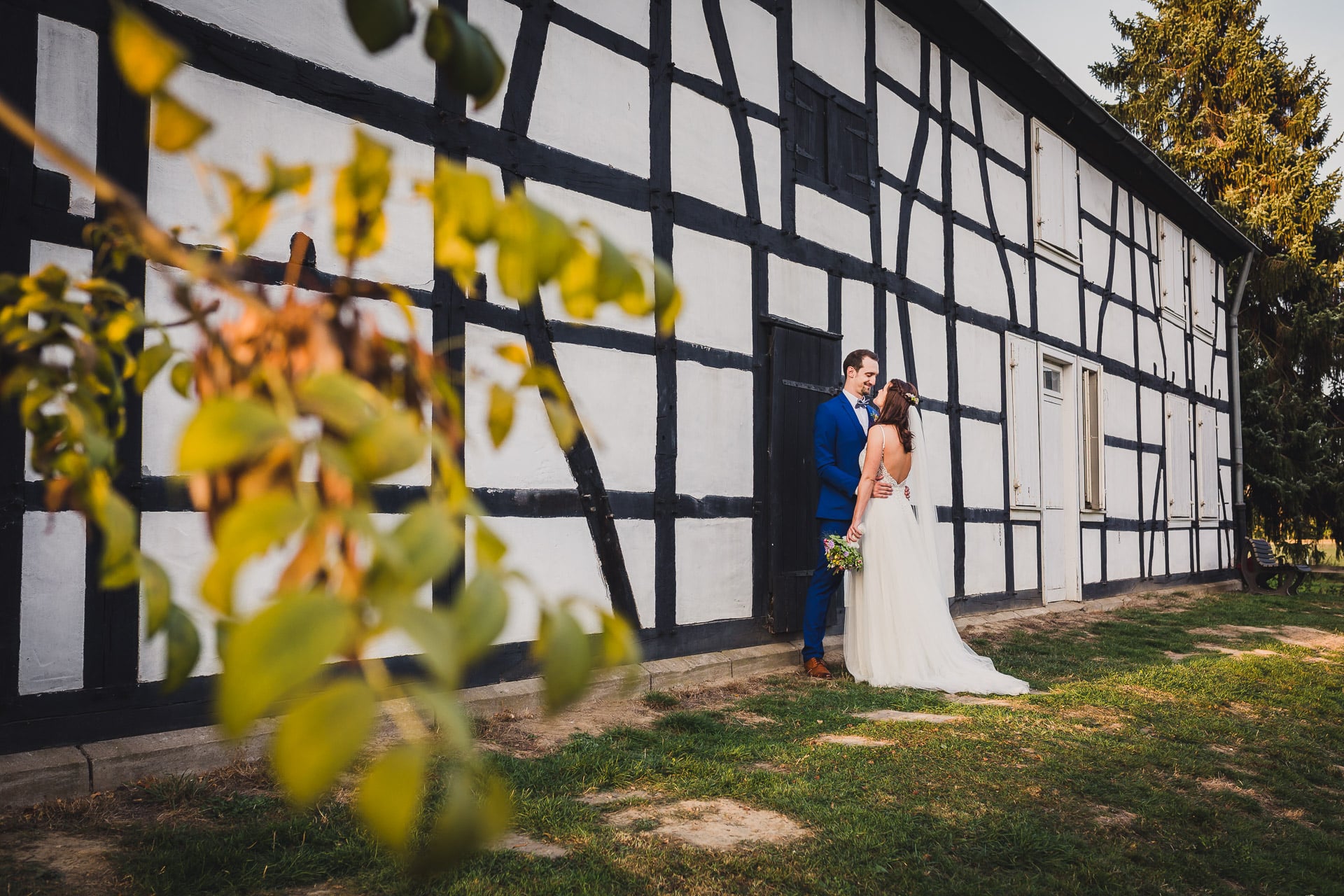 Hochzeitsfotos Brautpaar Fachwerkhaus