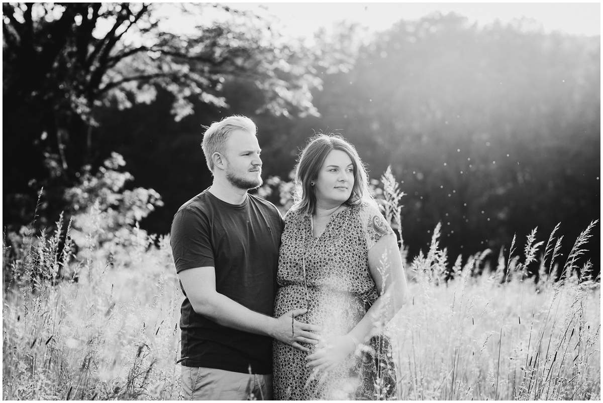 Natürliche und authentische Babybauchfotos mit Partner bei Sonnenuntergang in der freien Natur in Hattingen