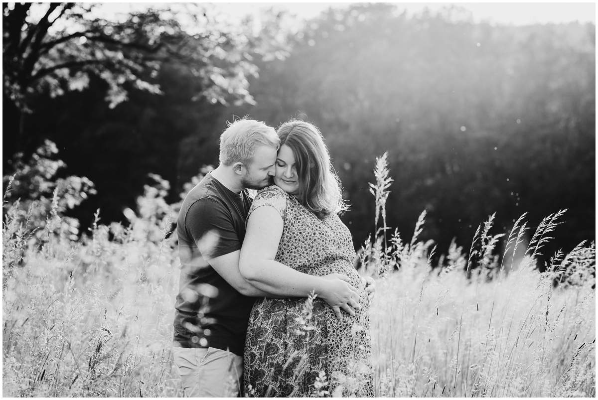 Natürliche und authentische Babybauchfotos mit Partner bei Sonnenuntergang in der freien Natur in Hattingen