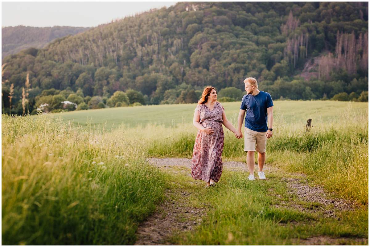 Natürliche und authentische Babybauchfotos mit Partner bei Sonnenuntergang in der freien Natur in Hattingen