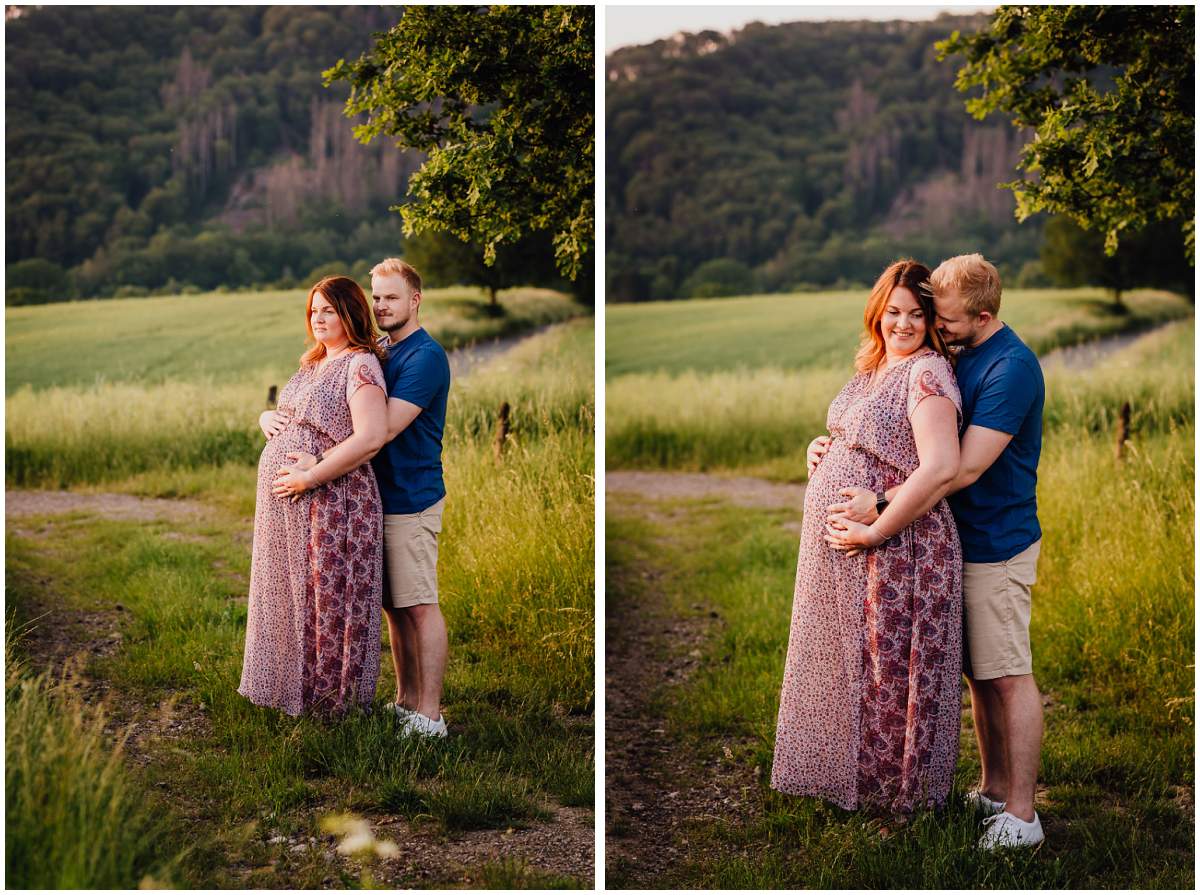 Natürliche und authentische Babybauchfotos mit Partner bei Sonnenuntergang in der freien Natur in Hattingen