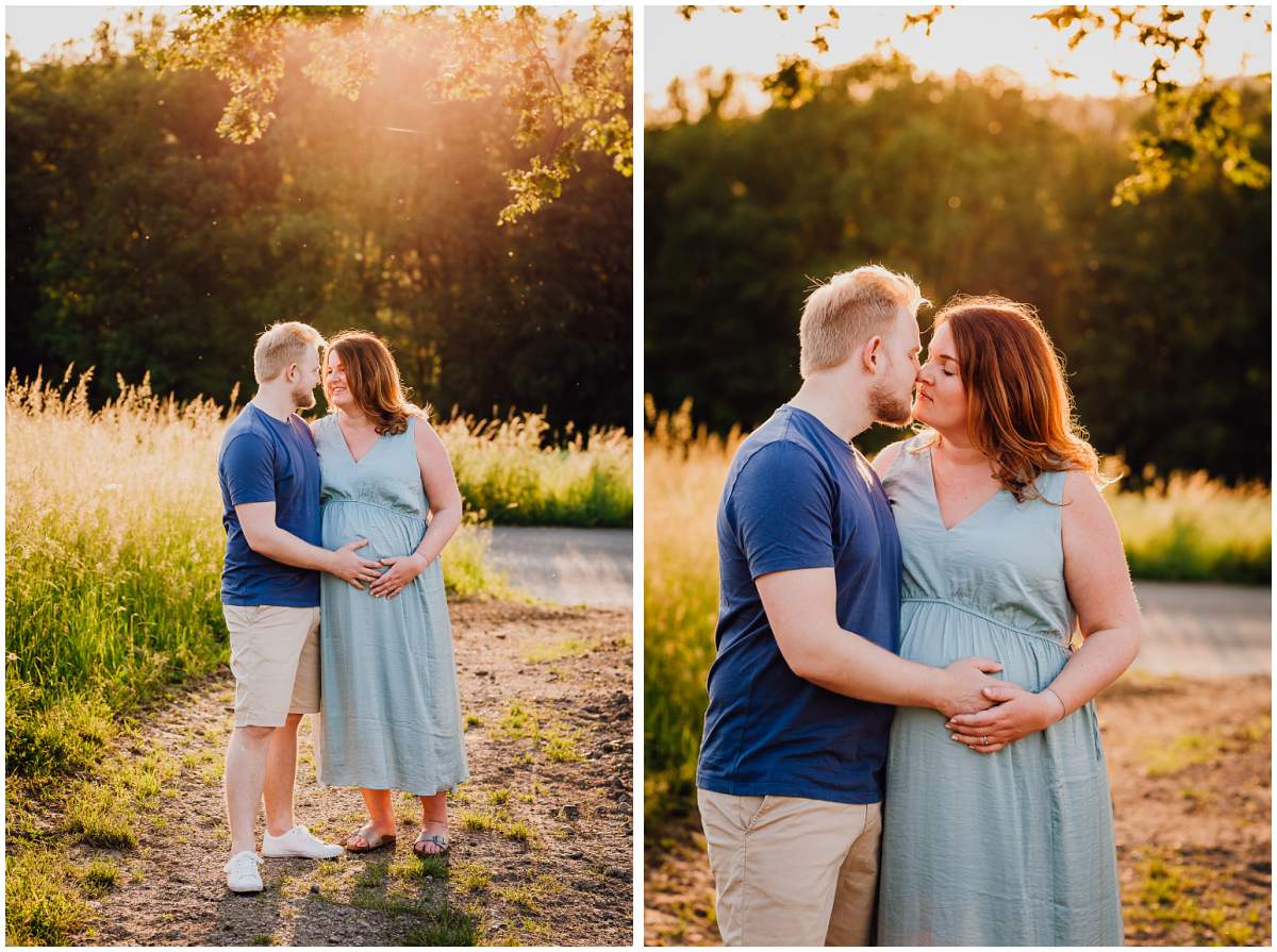 Natürliche und authentische Babybauchfotos mit Partner bei Sonnenuntergang in der freien Natur in Hattingen