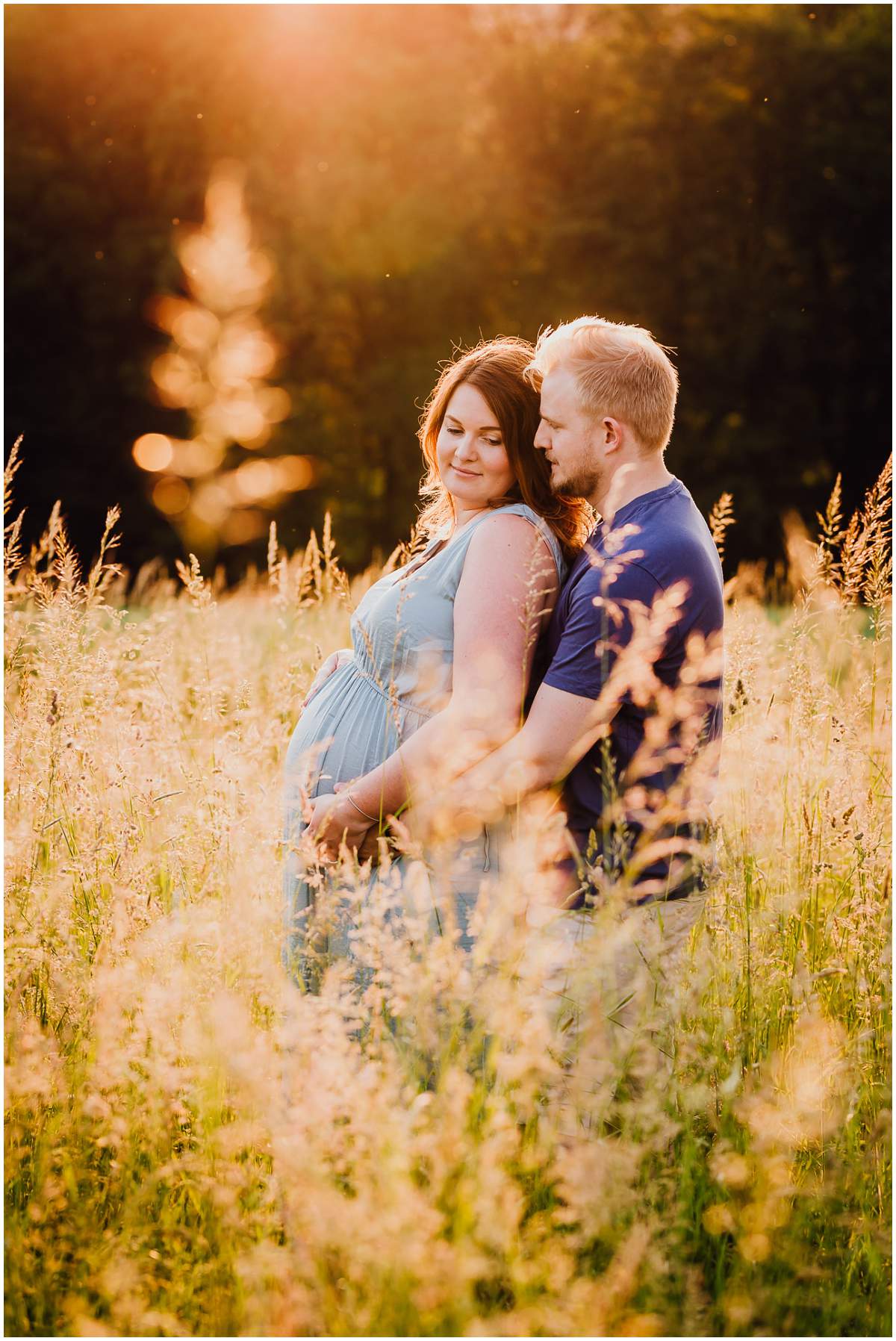 Natürliche und authentische Babybauchfotos mit Partner bei Sonnenuntergang in der freien Natur in Hattingen