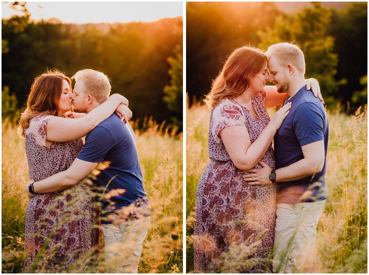 Natürliche und authentische Babybauchfotos mit Partner bei Sonnenuntergang in der freien Natur in Hattingen