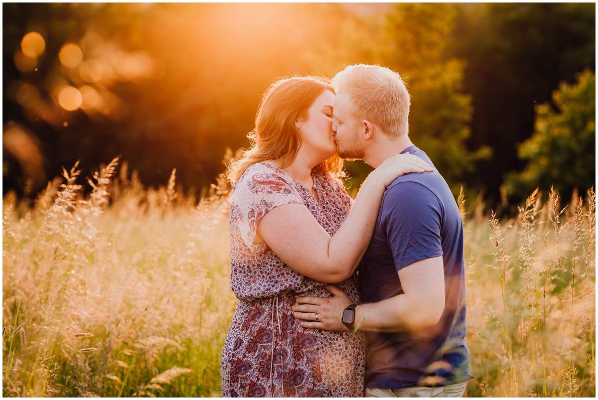 Natürliche und authentische Babybauchfotos mit Partner bei Sonnenuntergang in der freien Natur in Hattingen