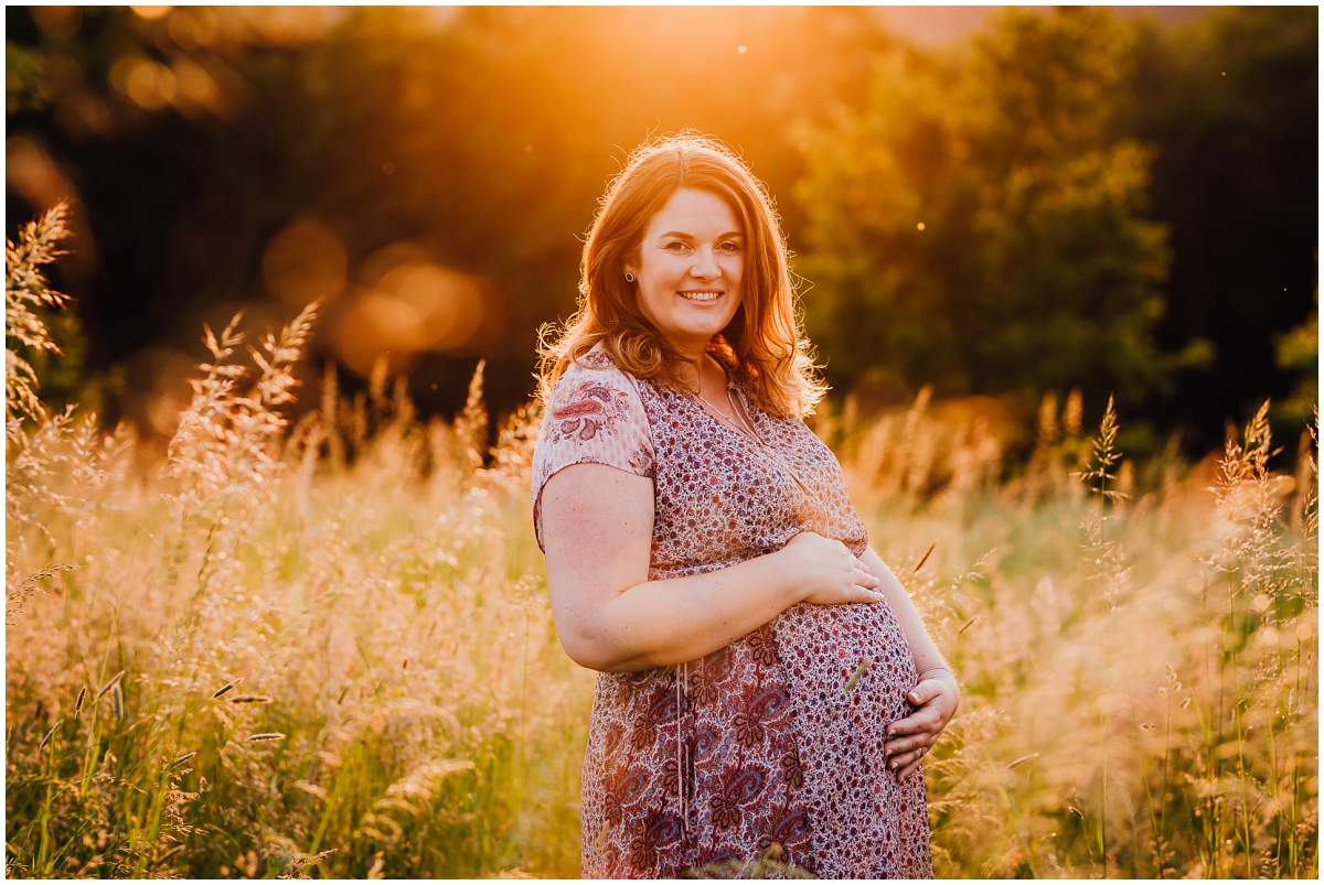 Natürliche und authentische Babybauchfotos mit Partner bei Sonnenuntergang in der freien Natur in Hattingen