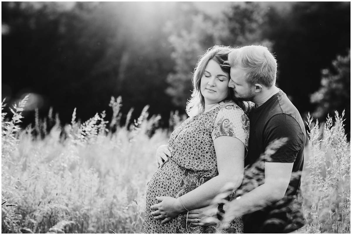 Natürliche und authentische Babybauchfotos mit Partner bei Sonnenuntergang in der freien Natur in Hattingen