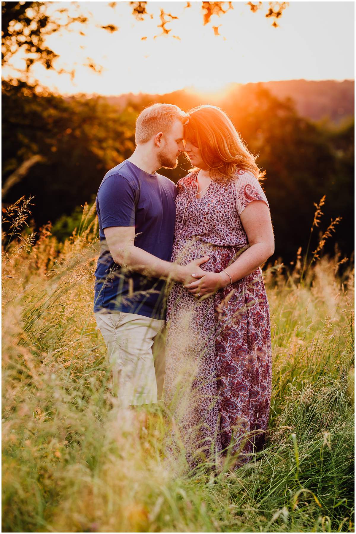 Natürliche und authentische Babybauchfotos mit Partner bei Sonnenuntergang in der freien Natur in Hattingen