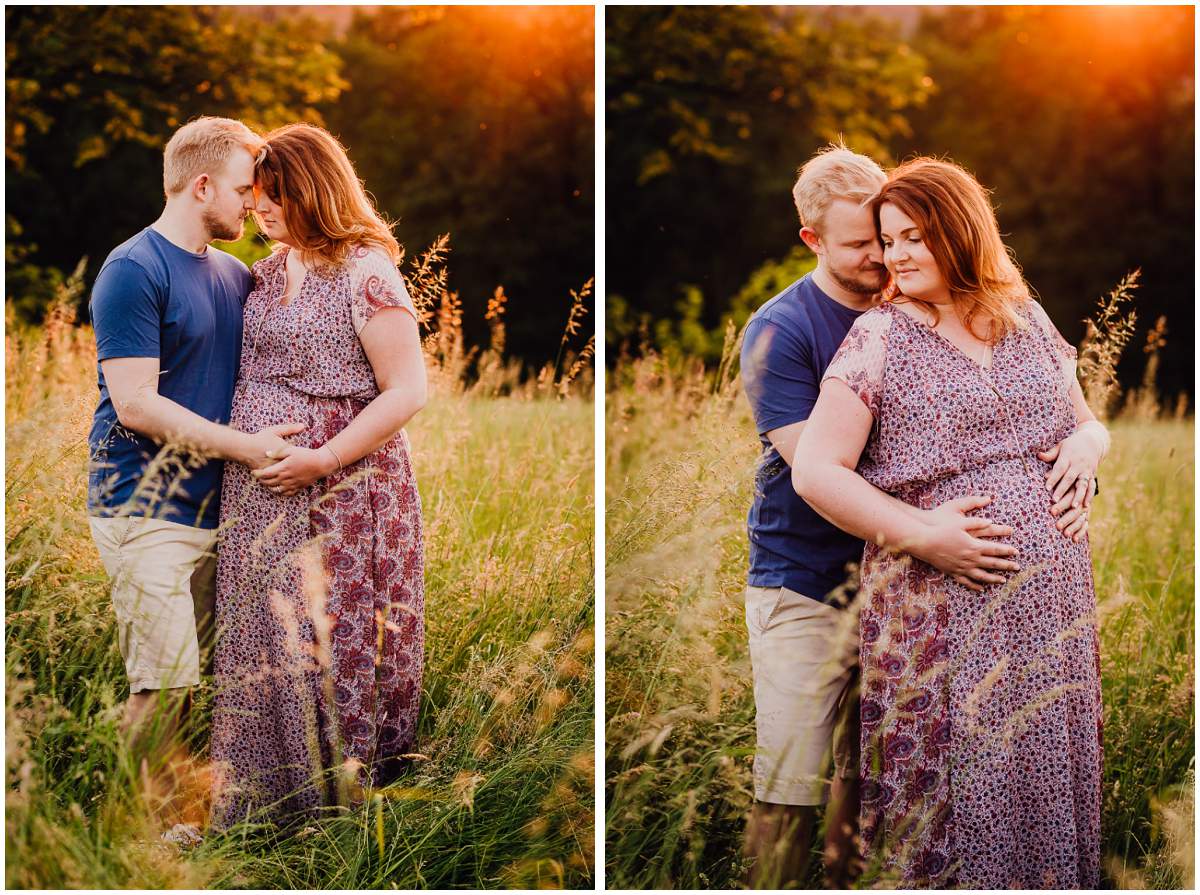 Natürliche und authentische Babybauchfotos mit Partner bei Sonnenuntergang in der freien Natur in Hattingen