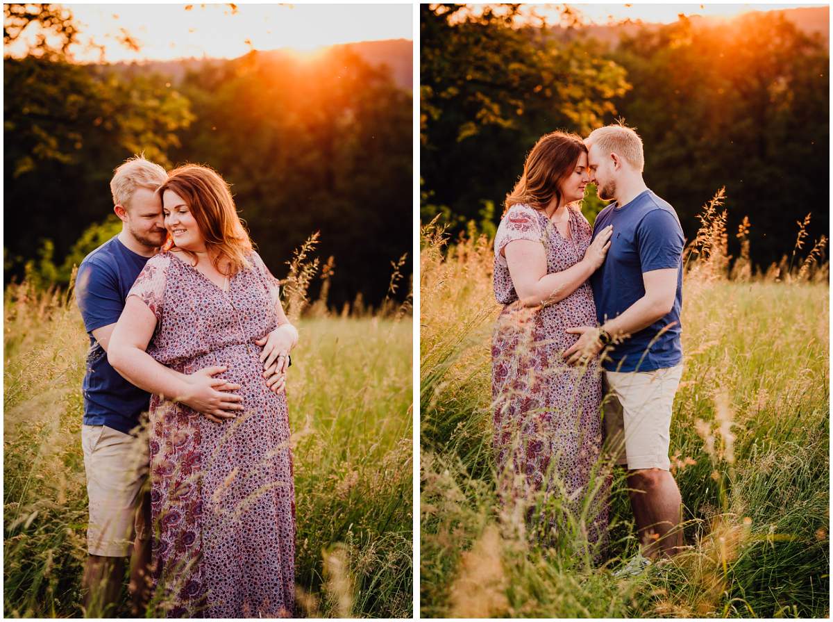 Natürliche und authentische Babybauchfotos mit Partner bei Sonnenuntergang in der freien Natur in Hattingen