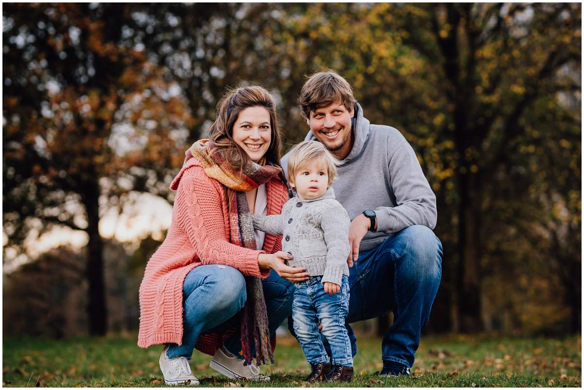 Herbstliches Familienshooting Familienfotos mit Kleinkind am Kemnader See in Hattingen