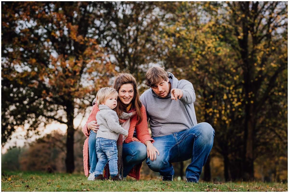 Herbstliches Familienshooting Familienfotos mit Kleinkind am Kemnader See in Hattingen