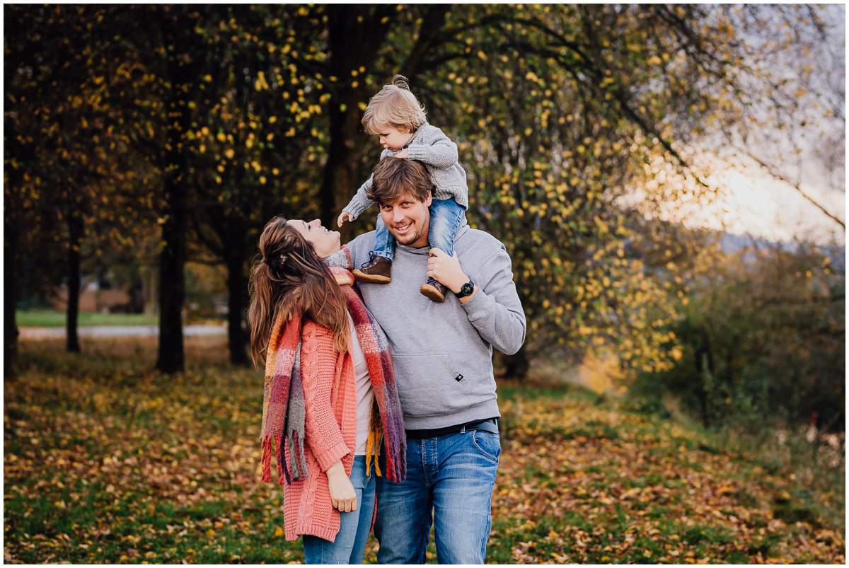 Herbstliches Familienshooting Familienfotos mit Kleinkind am Kemnader See in Hattingen