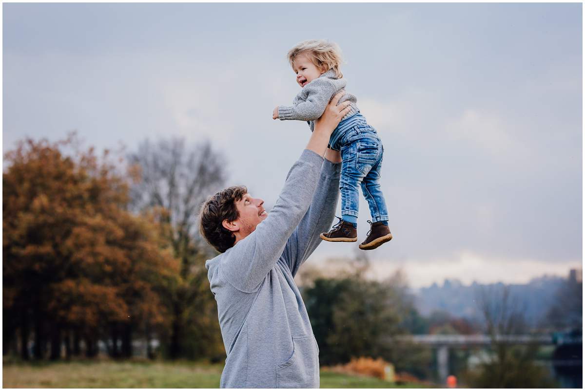 Herbstliches Familienshooting Familienfotos mit Kleinkind am Kemnader See in Hattingen