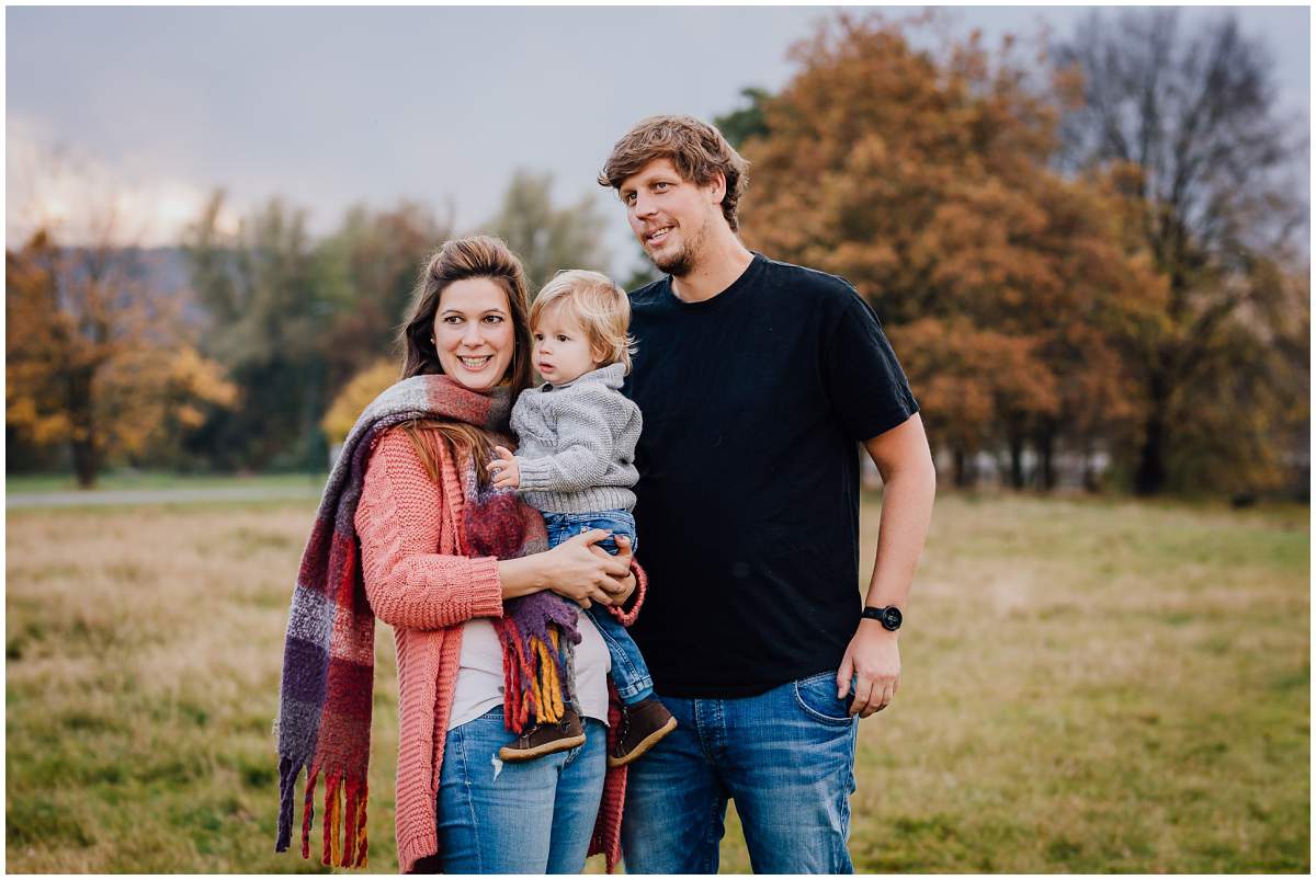 Herbstliches Familienshooting Familienfotos mit Kleinkind am Kemnader See in Hattingen