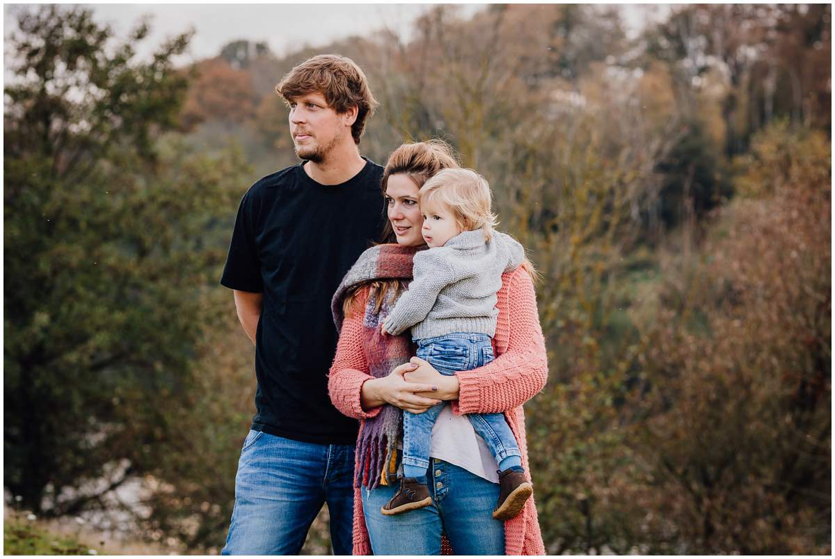 Herbstliches Familienshooting Familienfotos mit Kleinkind am Kemnader See in Hattingen