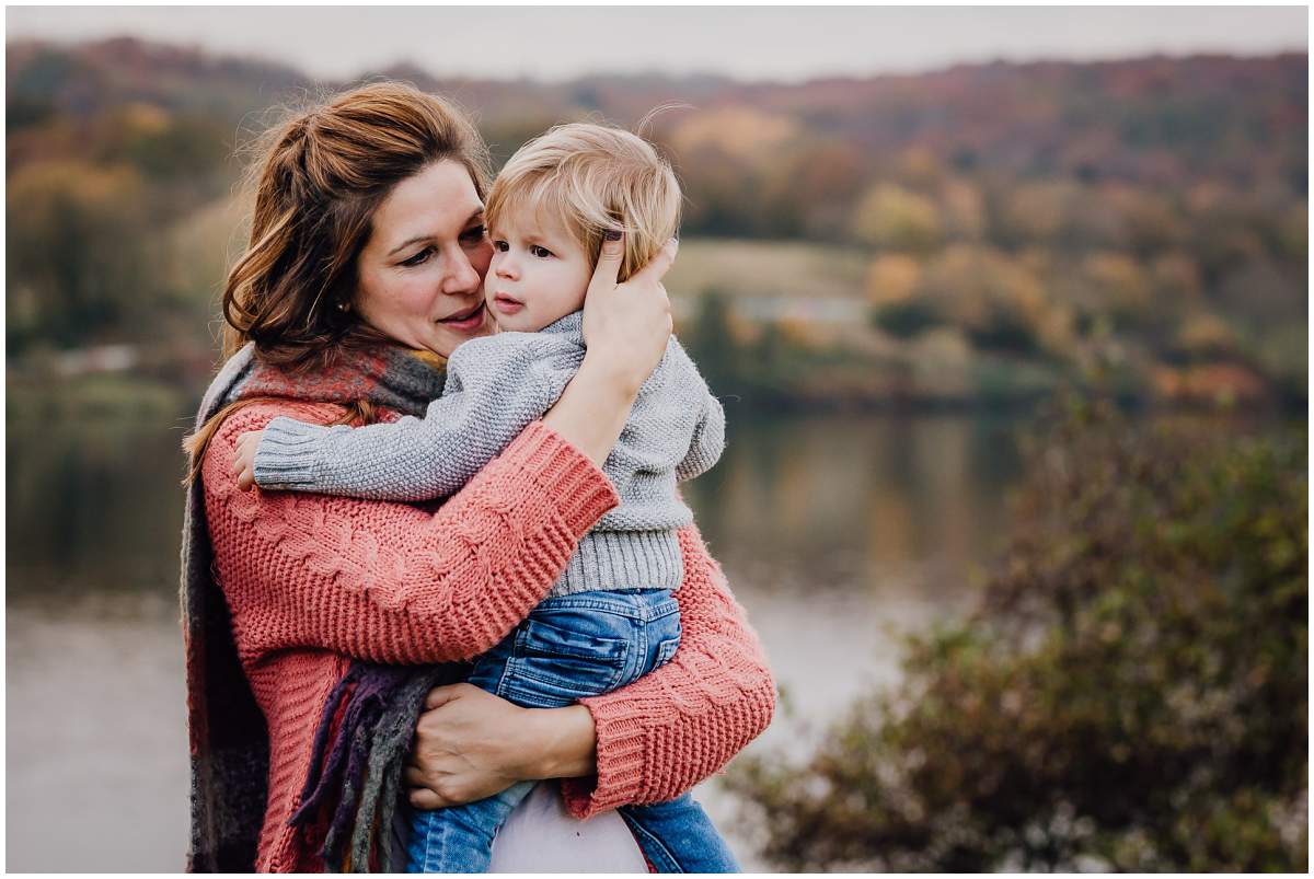 Herbstliches Familienshooting Familienfotos mit Kleinkind am Kemnader See in Hattingen