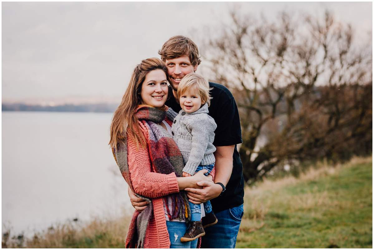 Herbstliches Familienshooting Familienfotos mit Kleinkind am Kemnader See in Hattingen