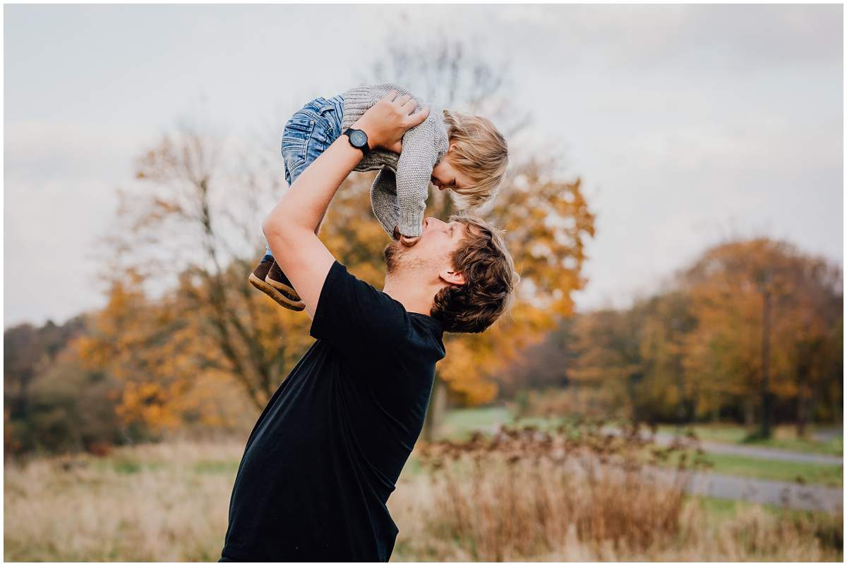 Herbstliches Familienshooting Familienfotos mit Kleinkind am Kemnader See in Hattingen