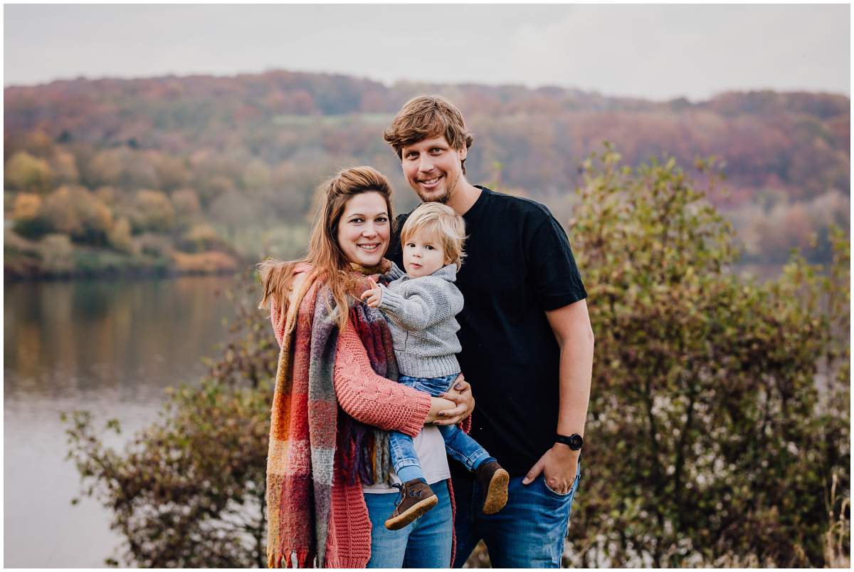 Herbstliches Familienshooting Familienfotos mit Kleinkind am Kemnader See in Hattingen