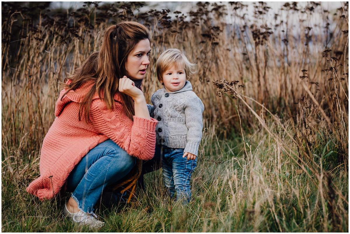 Herbstliches Familienshooting Familienfotos mit Kleinkind am Kemnader See in Hattingen