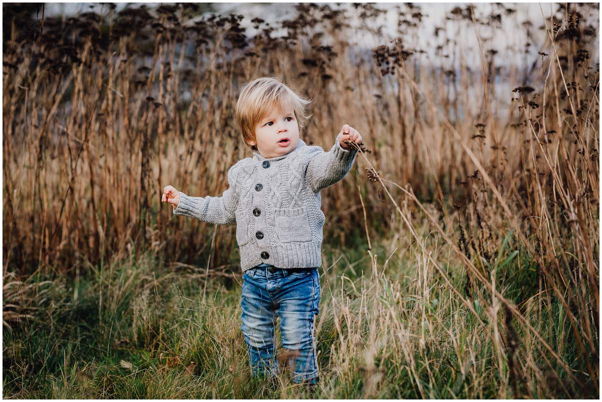 Herbstliches Familienshooting Familienfotos mit Kleinkind am Kemnader See in Hattingen