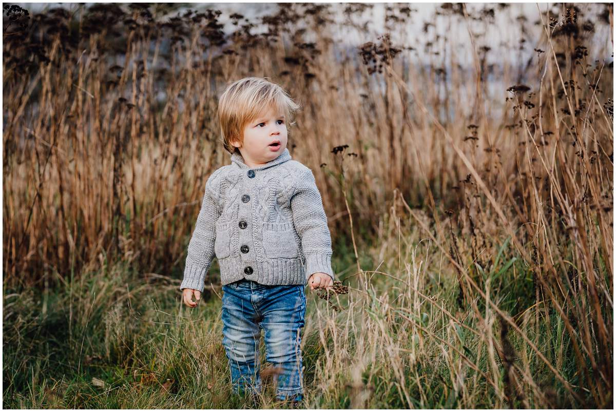 Herbstliches Familienshooting Familienfotos mit Kleinkind am Kemnader See in Hattingen