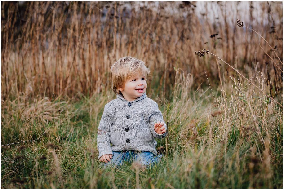 Herbstliches Familienshooting Familienfotos mit Kleinkind am Kemnader See in Hattingen