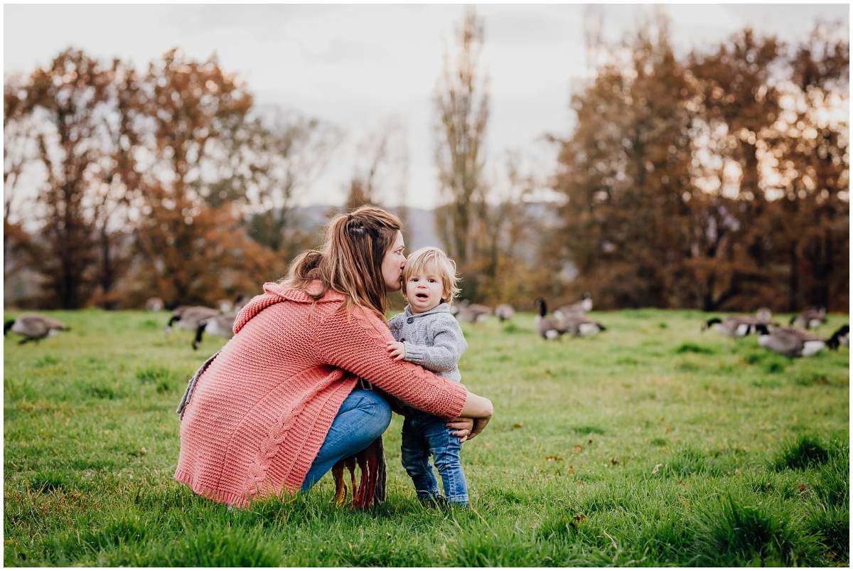 Herbstliches Familienshooting Familienfotos mit Kleinkind am Kemnader See in Hattingen