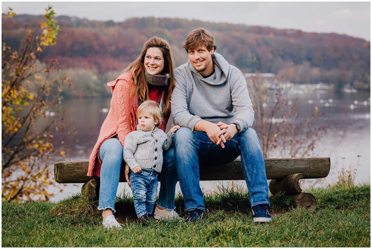 Herbstliches Familienshooting Familienfotos mit Kleinkind am Kemnader See in Hattingen