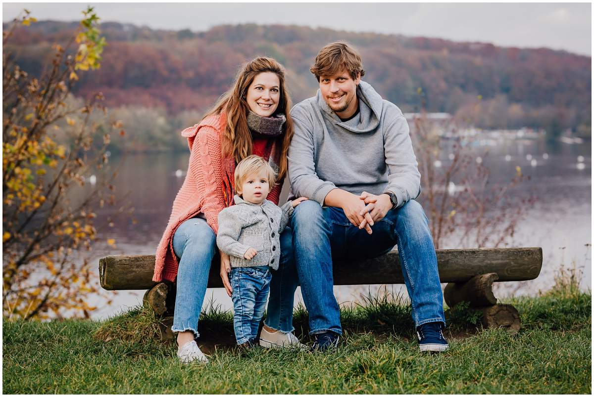 Herbstliches Familienshooting Familienfotos mit Kleinkind am Kemnader See in Hattingen