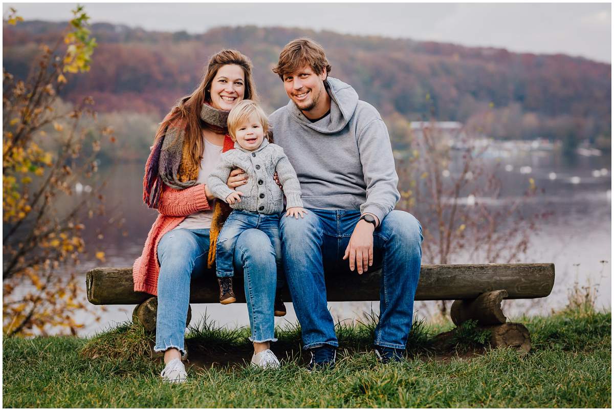 Herbstliches Familienshooting Familienfotos mit Kleinkind am Kemnader See in Hattingen