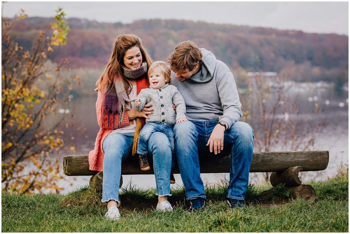 Herbstliches Familienshooting Familienfotos mit Kleinkind am Kemnader See in Hattingen