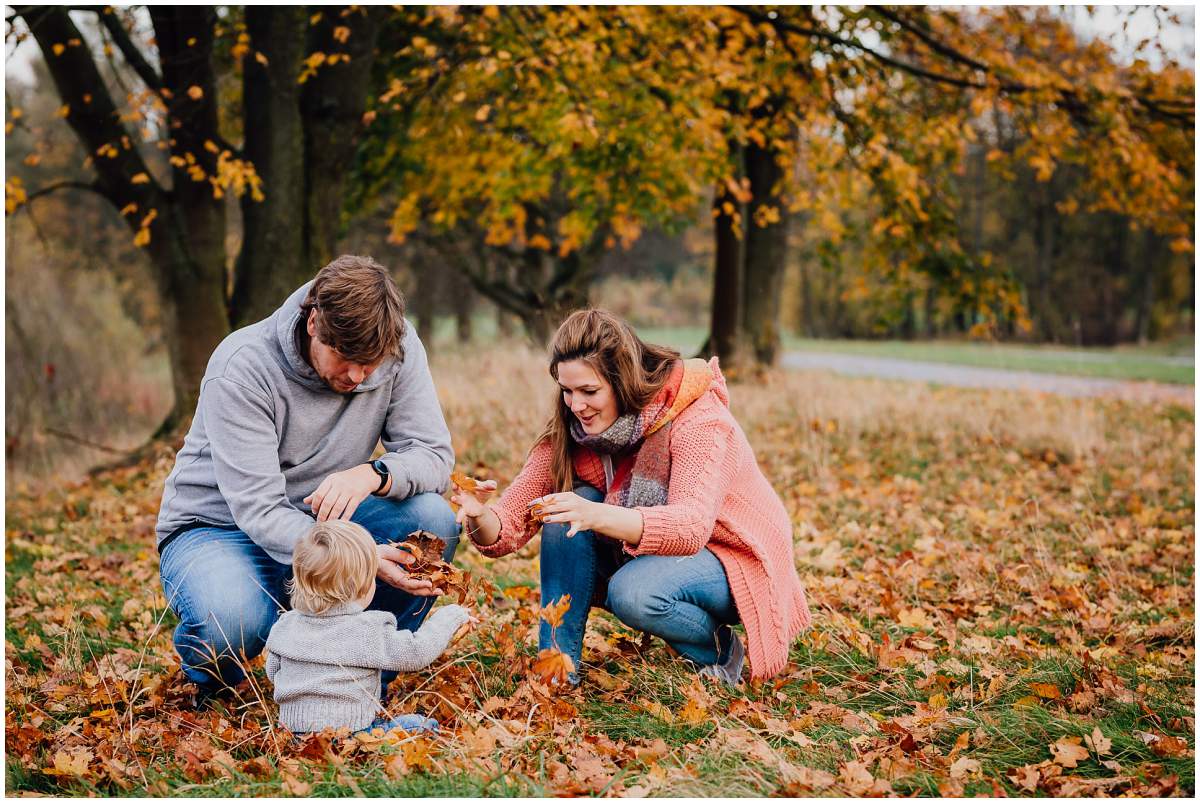 Herbstliches Familienshooting Familienfotos mit Kleinkind am Kemnader See in Hattingen