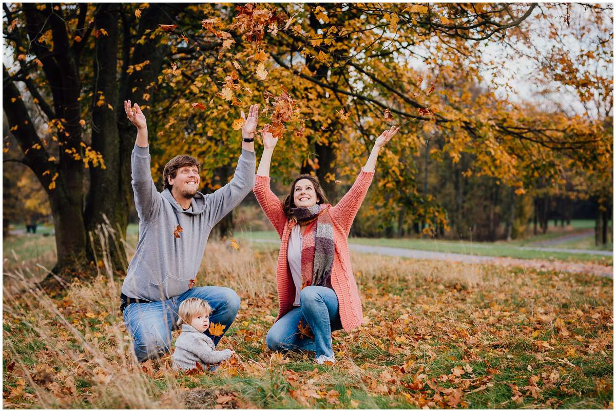 Herbstliches Familienshooting Familienfotos mit Kleinkind am Kemnader See in Hattingen