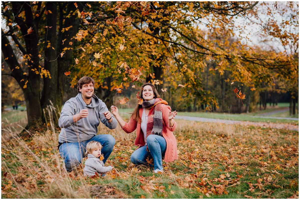 Herbstliches Familienshooting Familienfotos mit Kleinkind am Kemnader See in Hattingen