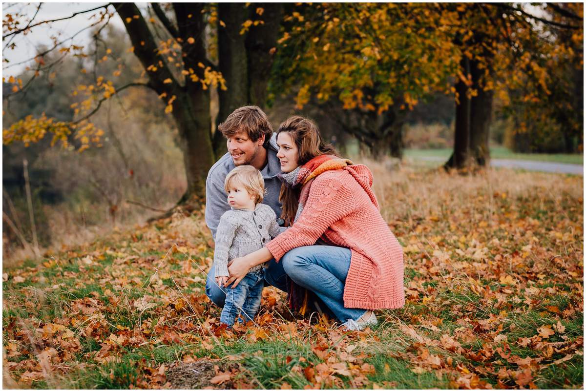 Herbstliches Familienshooting Familienfotos mit Kleinkind am Kemnader See in Hattingen