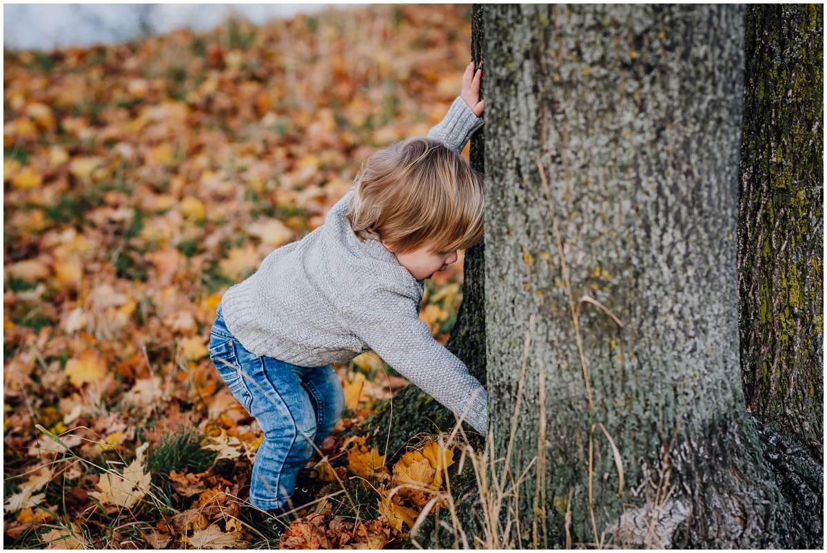 Herbstliches Familienshooting Familienfotos mit Kleinkind am Kemnader See in Hattingen