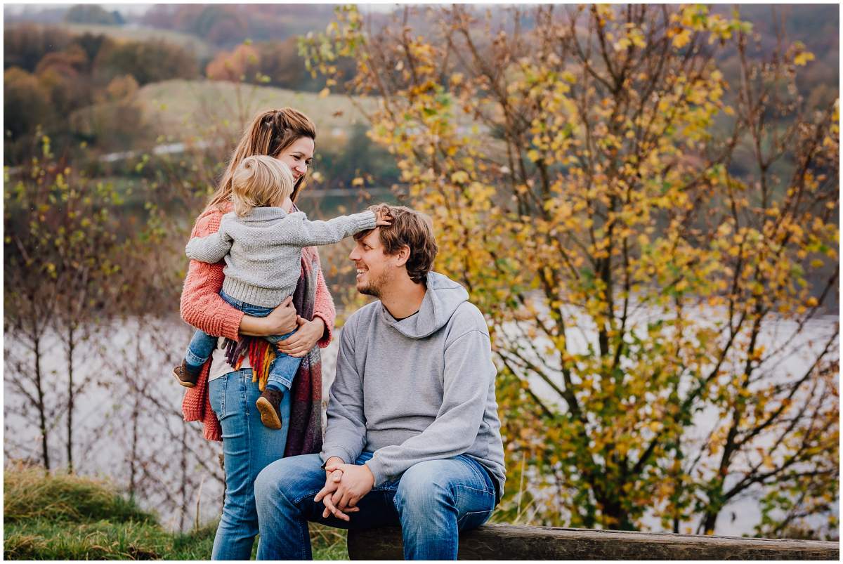Herbstliches Familienshooting Familienfotos mit Kleinkind am Kemnader See in Hattingen