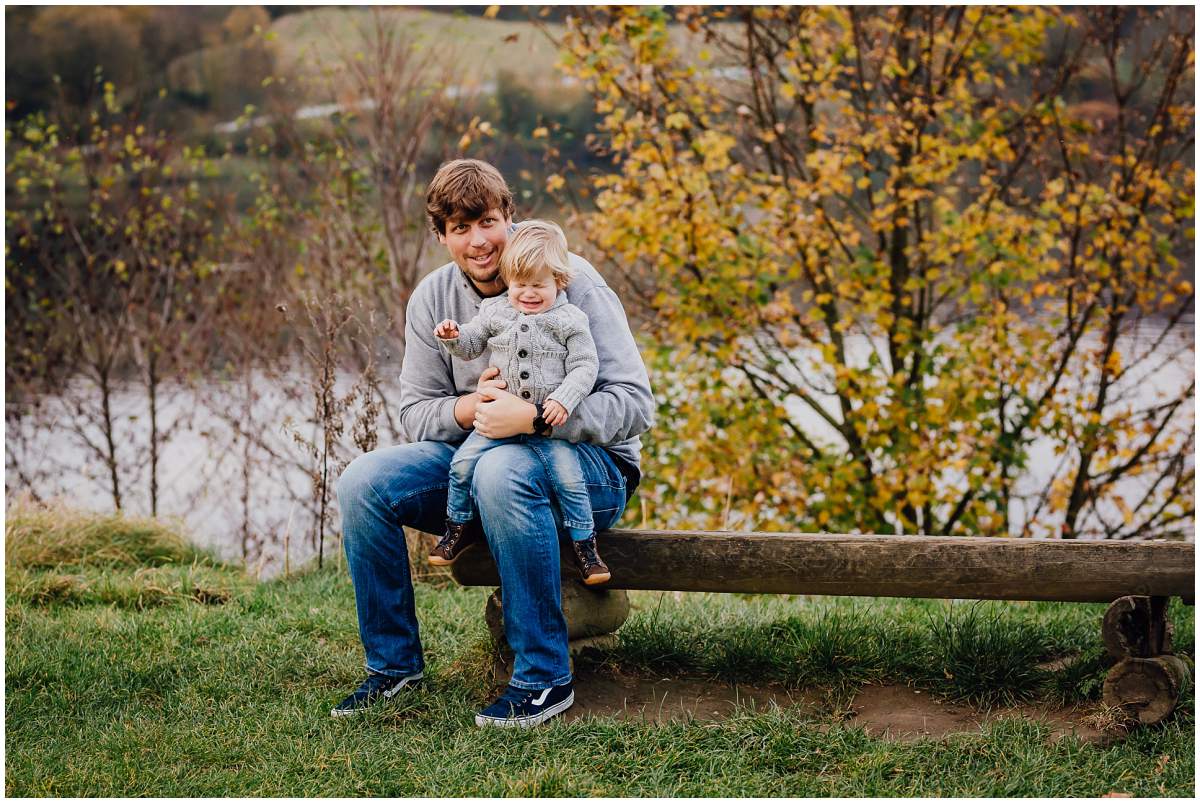 Herbstliches Familienshooting Familienfotos mit Kleinkind am Kemnader See in Hattingen