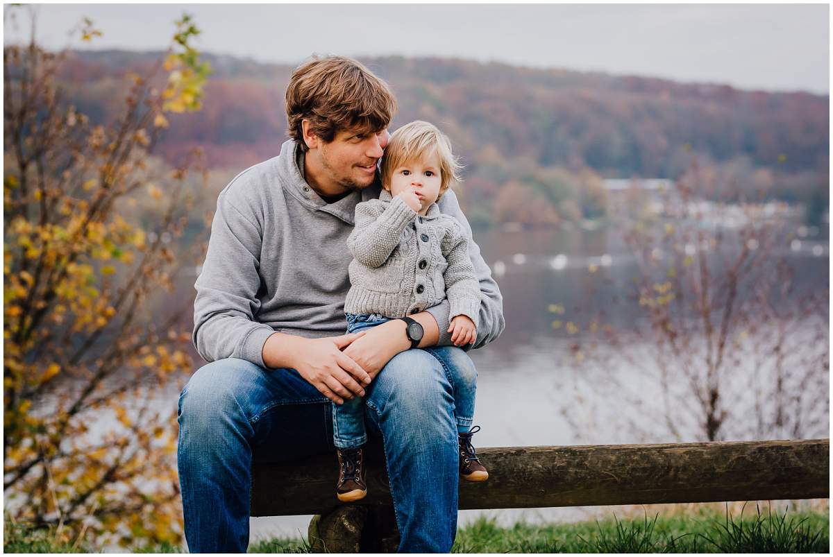 Herbstliches Familienshooting Familienfotos mit Kleinkind am Kemnader See in Hattingen